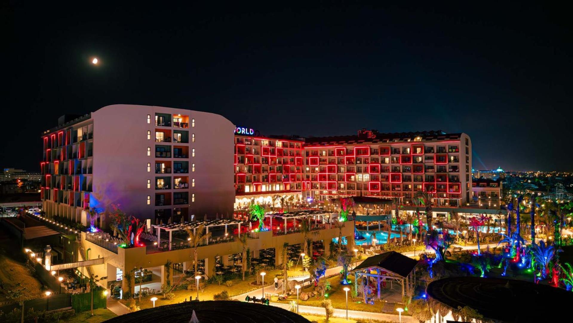 Dream Fun World Hotel Side Exterior photo