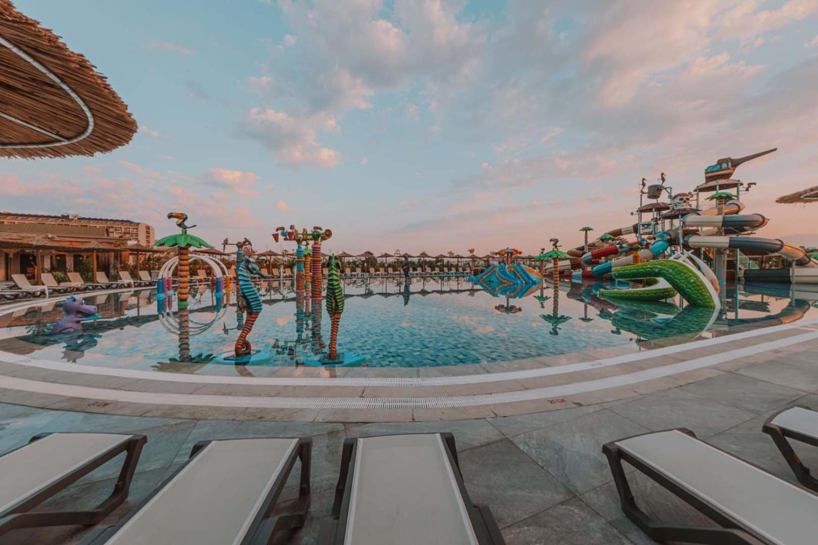 Dream Fun World Hotel Side Exterior photo