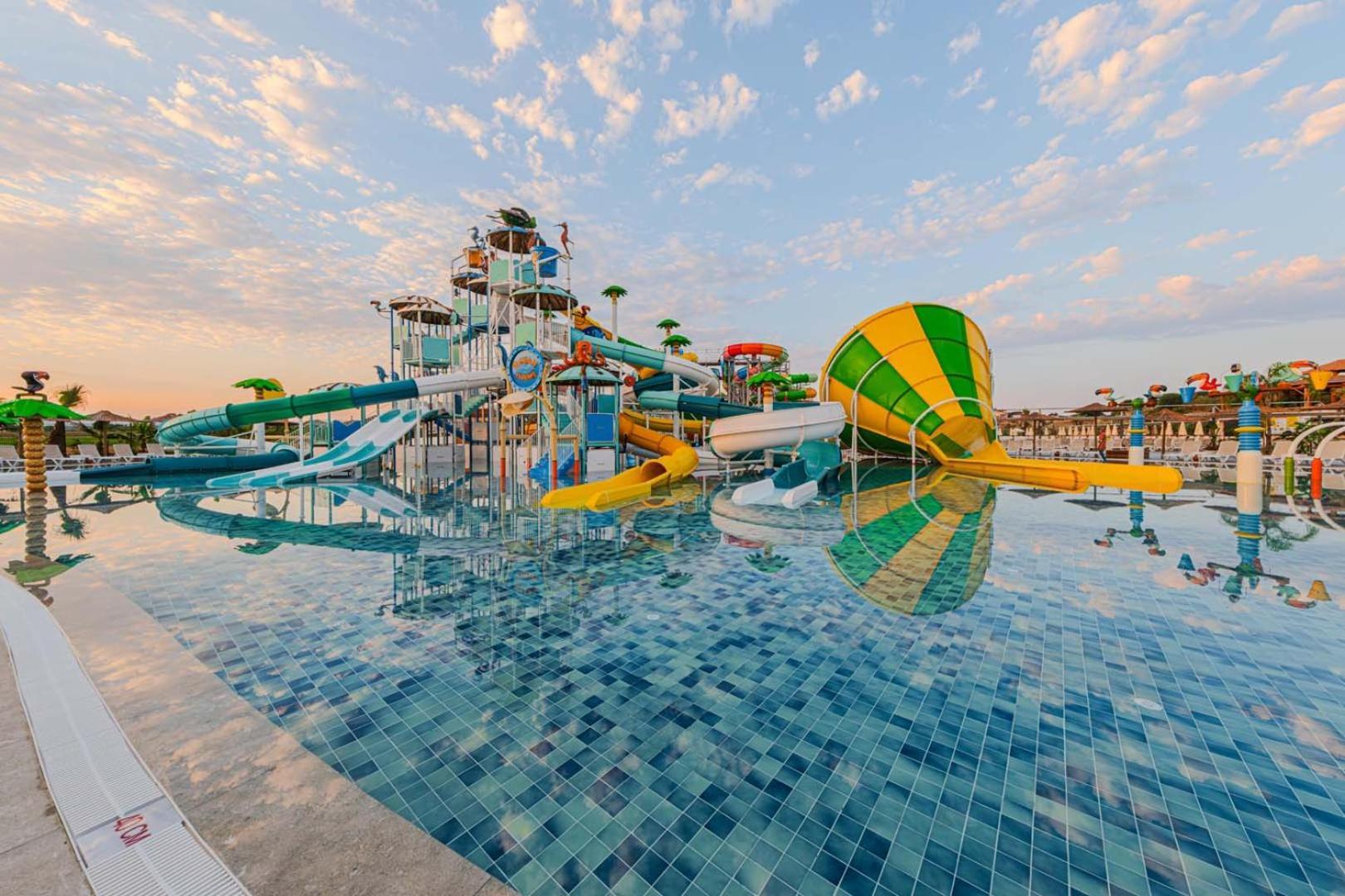 Dream Fun World Hotel Side Exterior photo