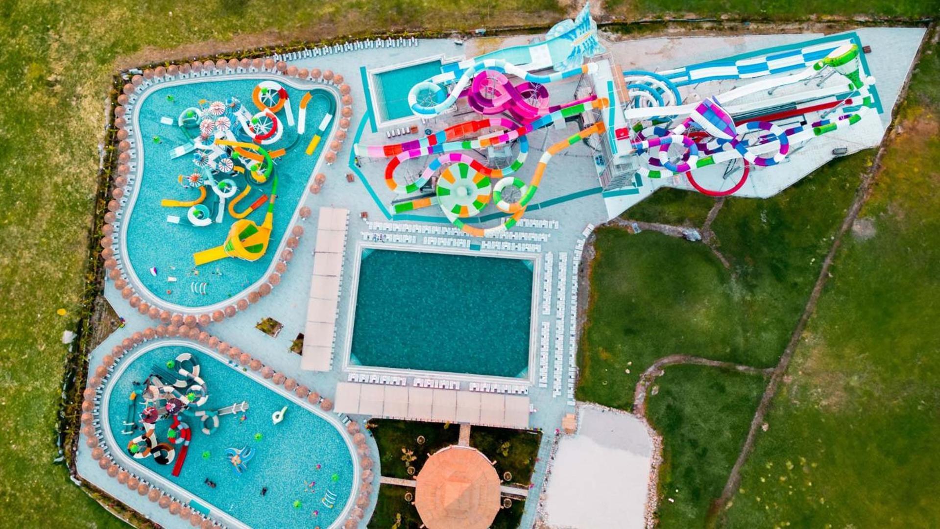 Dream Fun World Hotel Side Exterior photo