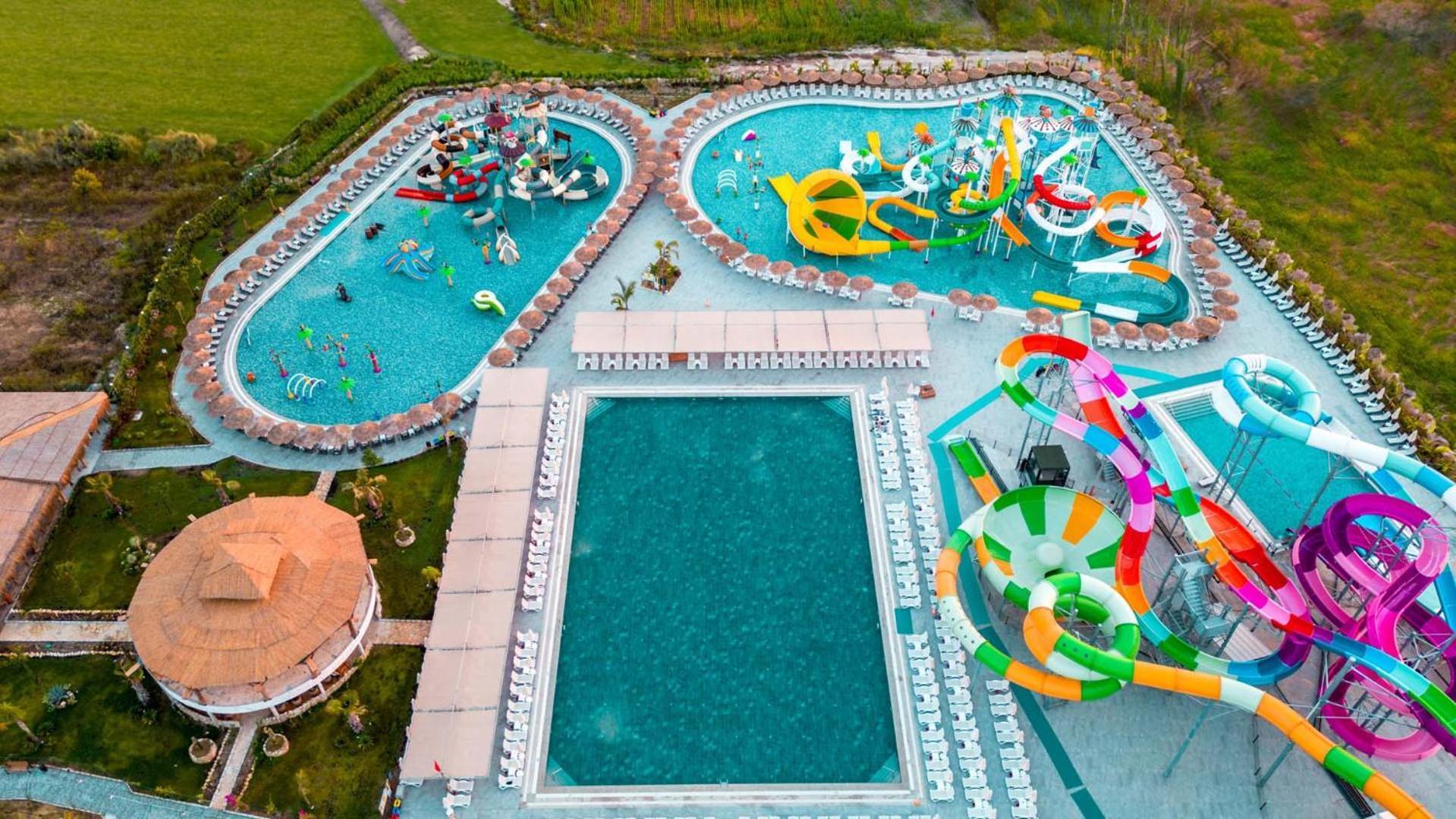 Dream Fun World Hotel Side Exterior photo